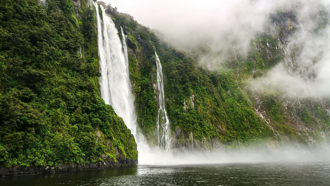 Signature: New Zealand, Milford Sound & Maori Culture