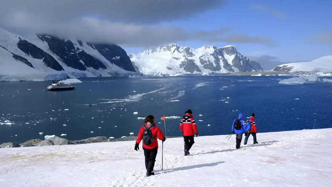 Antarctic Peninsula: An Explorer's Expedition (Ocean Nova) 