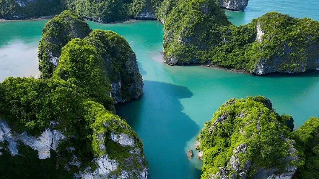  Vietnam, Ha Long Bay & Hong Kong Cruise & Stay – 13 Nights
